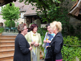 Gisela Niclas und Christa Naaß im Gespräch mit Martina Baumann, SPD-Bürgermeisterin in Neunkirchen am Sand und Andrea Lipka-Friedewald, Leiterin des Laufer Theaters "Glückserei".