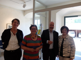 Im Foyer werden die Gäste empfangen: Die Bezirksrätinnen Amely Weiß, Gisela Niclas und Christa Naaß begrüßen Jürgen Zenker, Vorstand der Diakonie Neuendettelsau und Stellvertreter des Rektors.