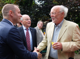 Dr. Horst Krömker begrüßt den Ratsvorsitzenden der Metropolregion und Landrat Armin Kroder (FW).