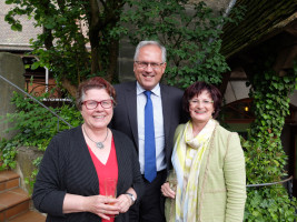 Fraktionsvorsitzende Gisela Niclas und Christa Naaß, Stellvertreterin des Bezirkstagspräsidenten, mit Bezirkstagspräsident Richard Bartsch.