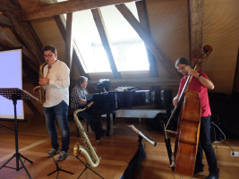 ...und entspannten Jazz-Klängen...