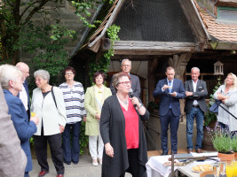 Gisela Niclas begrüßt die Gäste und spricht zum Motto des Empfangs: "Kultur verbindet".