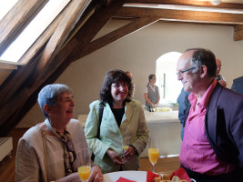 Rosemarie Geier und Ingrid Geier (1. Vorsitzende ApK Mittelfranken) im Gespräch mit Horst Rauh (Leiter des Sozialreferats beim Bezirk Mittelfranken).