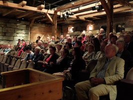 Interessierte Zuhörer/innen folgten im Dehnberger Hoftheater...