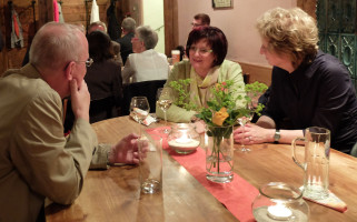 Christa Naaß im Gespräch mit Dr. Wolfgang Jahn und Evelyn Gillmeister-Geisenhof, Leitern der Trachtenforschungs- und -beratungsstelle des Bezirks Mittelfranken.