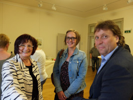 Christa Naaß im Gespräch mit Carolin Lenk und Günther Laubinger (Lebenshilfe Weißenburg).