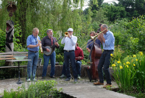 Begleitet von den Klängen der Franconian Jazz Band...