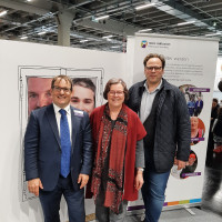 Gisela Niclas und Christian Pech (SPD-Direktkandidat für den Stimmkreis Erlangen Land) am 19.4. mit Christian Schadinger am Stand von Noris Inklusion