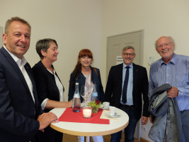 Volker Deeg (2. von rechts), Mitglied der Geschäftsleitung der Rummelsberger Dienste für Menschen mit Behinderung, und seine Ehefrau mit den SPD-Bezirksräten Ronald Reichenberg, Amely Weiß und Dr. Horst Krömker.