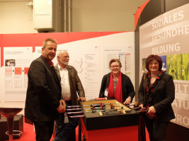 Werkstättenmesse 2016 - die Bezirkstagsfraktion am Stand des Bezirks; von links: Bezirksräte Ronald Reichenberg und Wolfgang Beigel, Bezirksrätinnen Gisela Niclas (Fraktionsvorsitzende) und Christa Naaß (Stellv. des Bezirkstagspräsidenten)