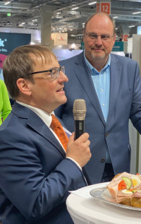 Noris-Geschäftsführer Christian Schadinger und Christian Vogel (SPD), 3. Bürgermeister der Stadt Nürnberg, während der Eröffnung des Empfangs
