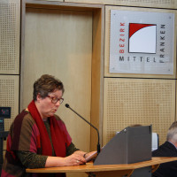 Gisela Niclas, Vorsitzende der SPD-Bezirkstagsfraktion, nimmt Stellung zum Bezirkshaushalt; Foto: Carina Knoll, Bezirk Mittelfranken.