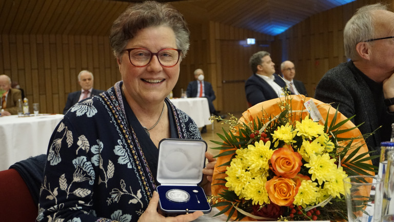 Gisela Niclas mit der Verdienstmedaille