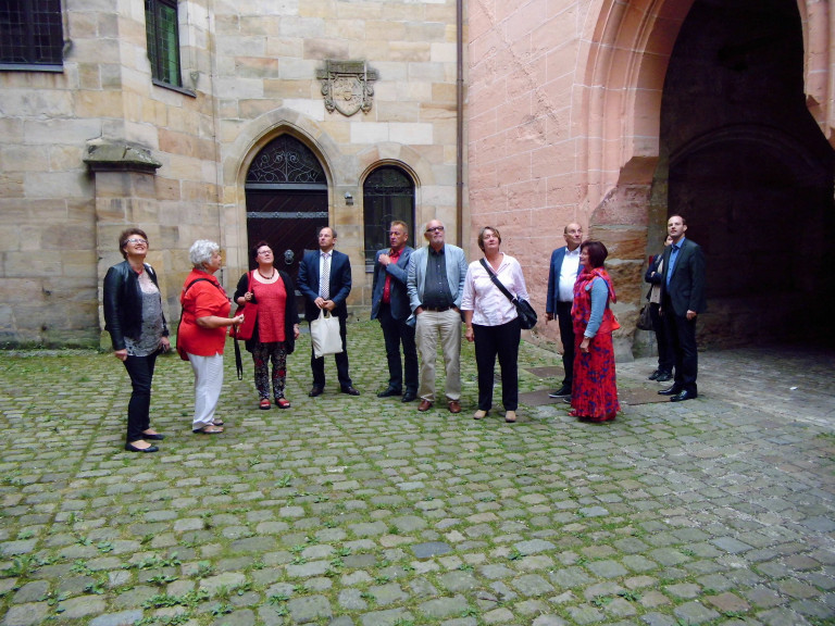 Die Besucher besichtigen das Wenzelschloss und den restaurierten Wappensaal.