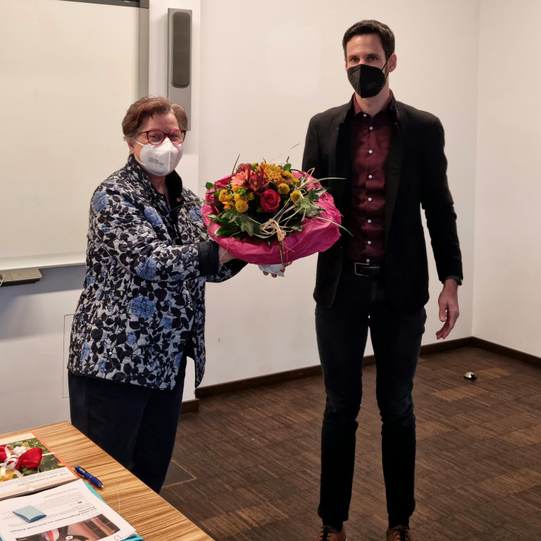 Nachträgliche Glückwünsche von der Fraktion: Gisela Niclas (links) erhält von stellvertenden Fraktionsvorsitzenden Sven Ehrhardt (rechts) einen Strauß Blumen